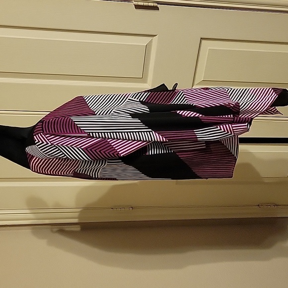 Geometric Patterned Women's Blouse - Picture 10 of 12